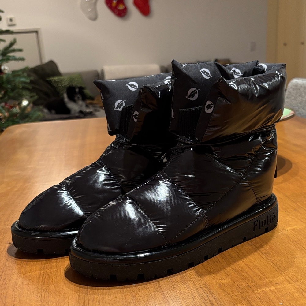 Flufie Shiny Jet Black Down Snow Boot size US 7.5